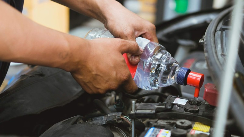 Miért elengedhetetlen a desztillált víz használata az autóban?